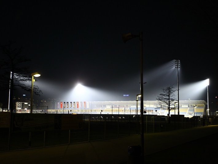 D-I-E Elektro AG wird wie geplant die Installation der neuen Flutlichtanlage im Ernst-Abbe-Sportfeld abschließen