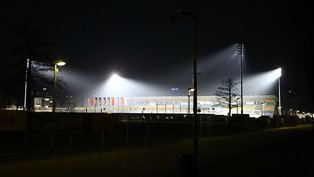 D-I-E Elektro AG wird wie geplant die Installation der neuen Flutlichtanlage im Ernst-Abbe-Sportfeld abschließen