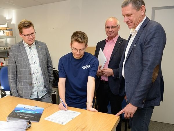 200. Lehrvertrag - EAG Azubi unterzeichnet Ausbildungsvertrag zum Informationselektroniker, Brandschutz- & Gefahrenmeldeanlagen